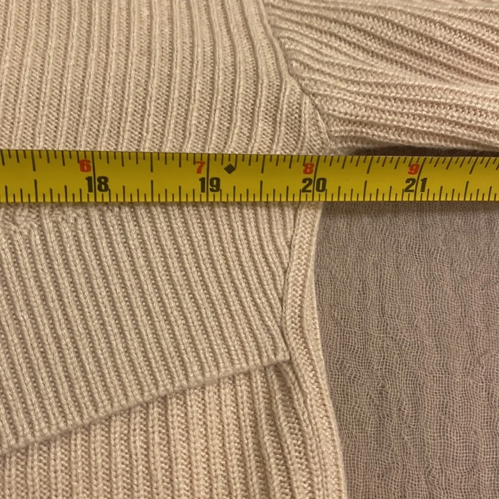 LULULEMON ATHLETICA Cream Cropped Sweater. Size 10
